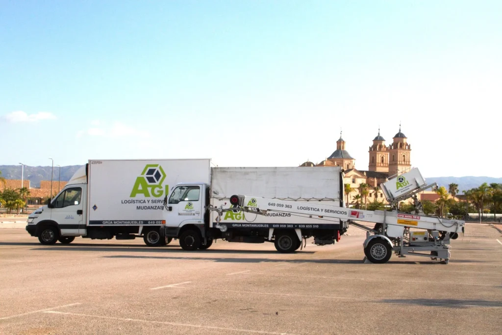 Camión de mudanzas de AGI Logística y Servicios con grúa montamuebles en Murcia