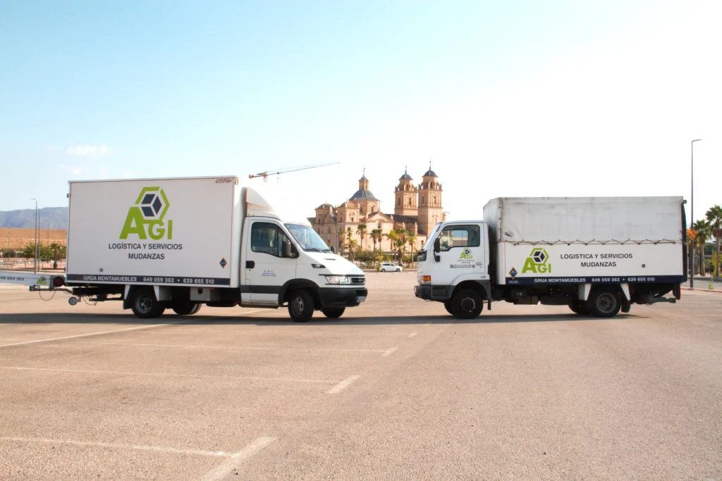 Camión con grúa montamuebles para mudanzas en Murcia de AGI Logística y Servicios