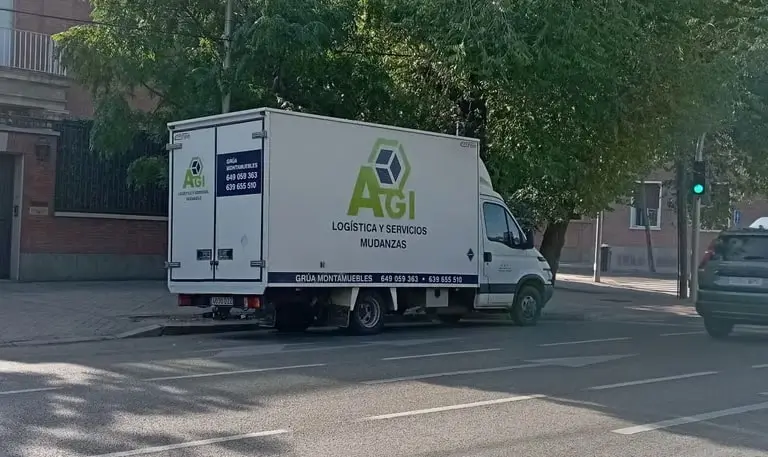 Grúa montamuebles en Murcia de AGI Logística y Servicios para mudanzas seguras