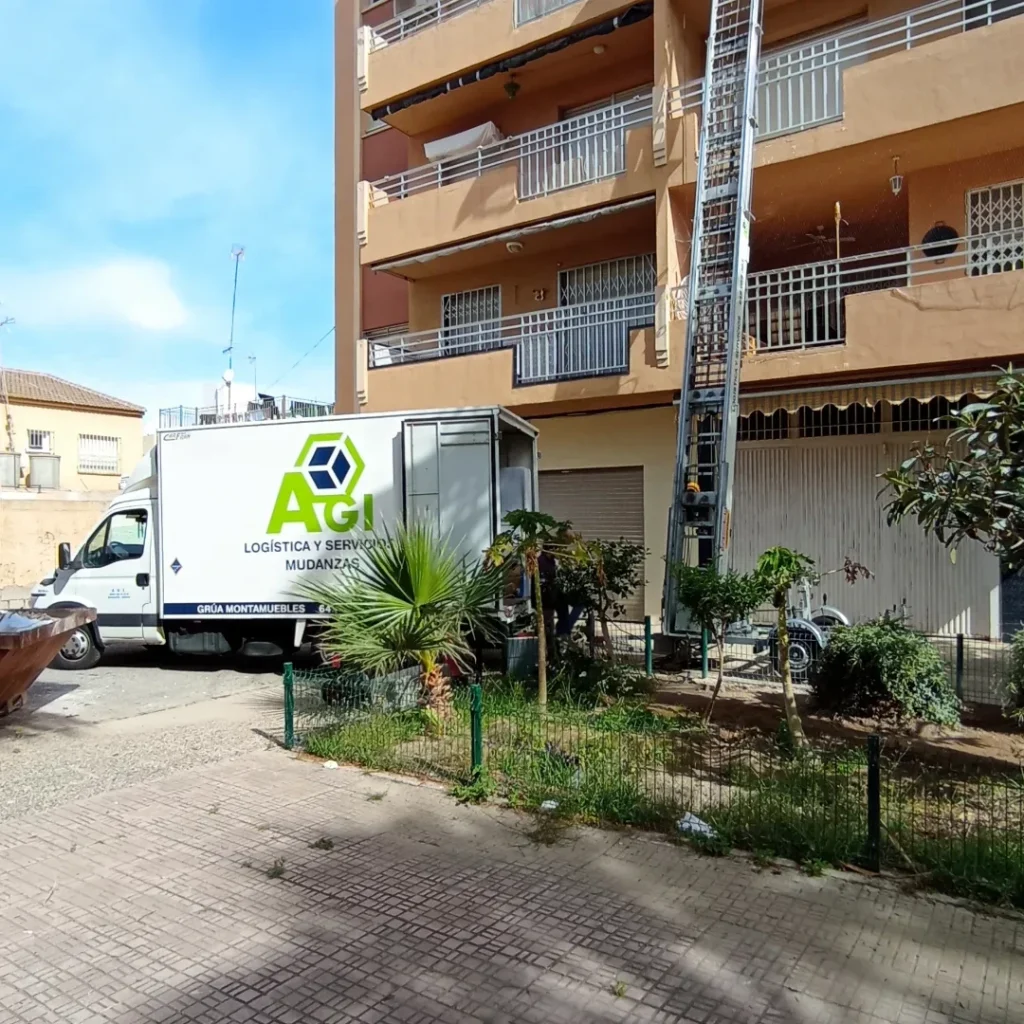 Subida de muebles de cocina con grúa para mudanza en Murcia