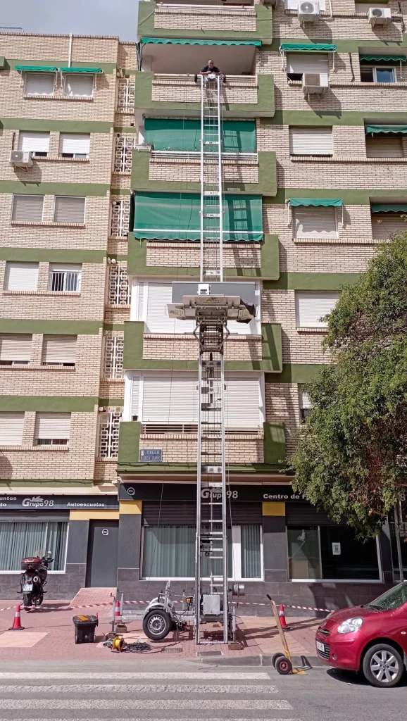 Subida de electrodomésticos con grúa en edificio de viviendas en Murcia