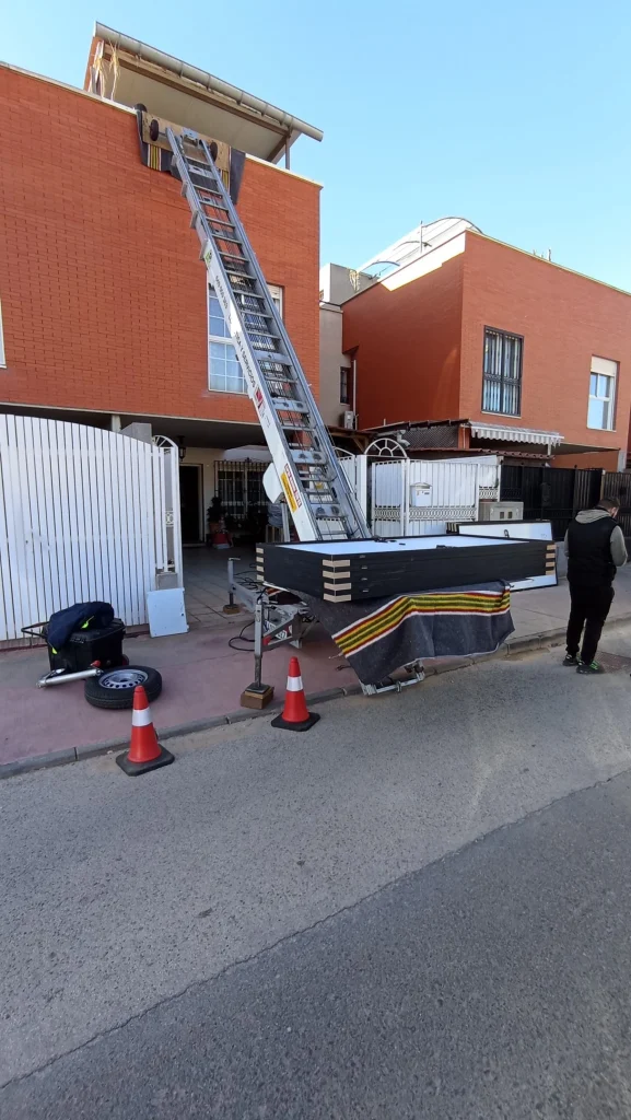 Subida de paneles solares con grúa en vivienda unifamiliar en Murcia